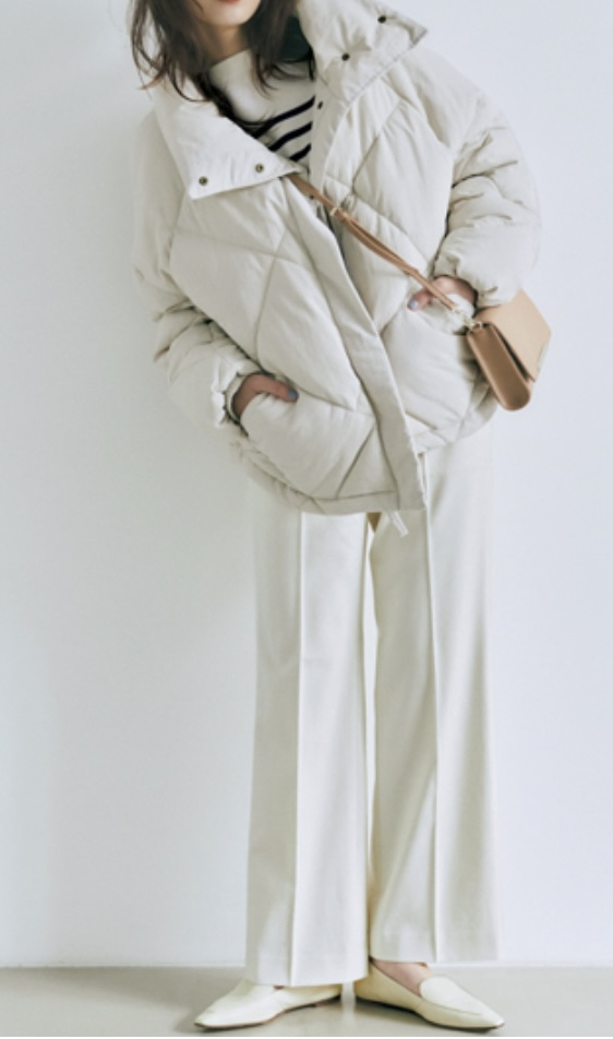 ウィンタータイプが似合う洋服例（真っ白なダウンコート＆センタープレスパンツ）